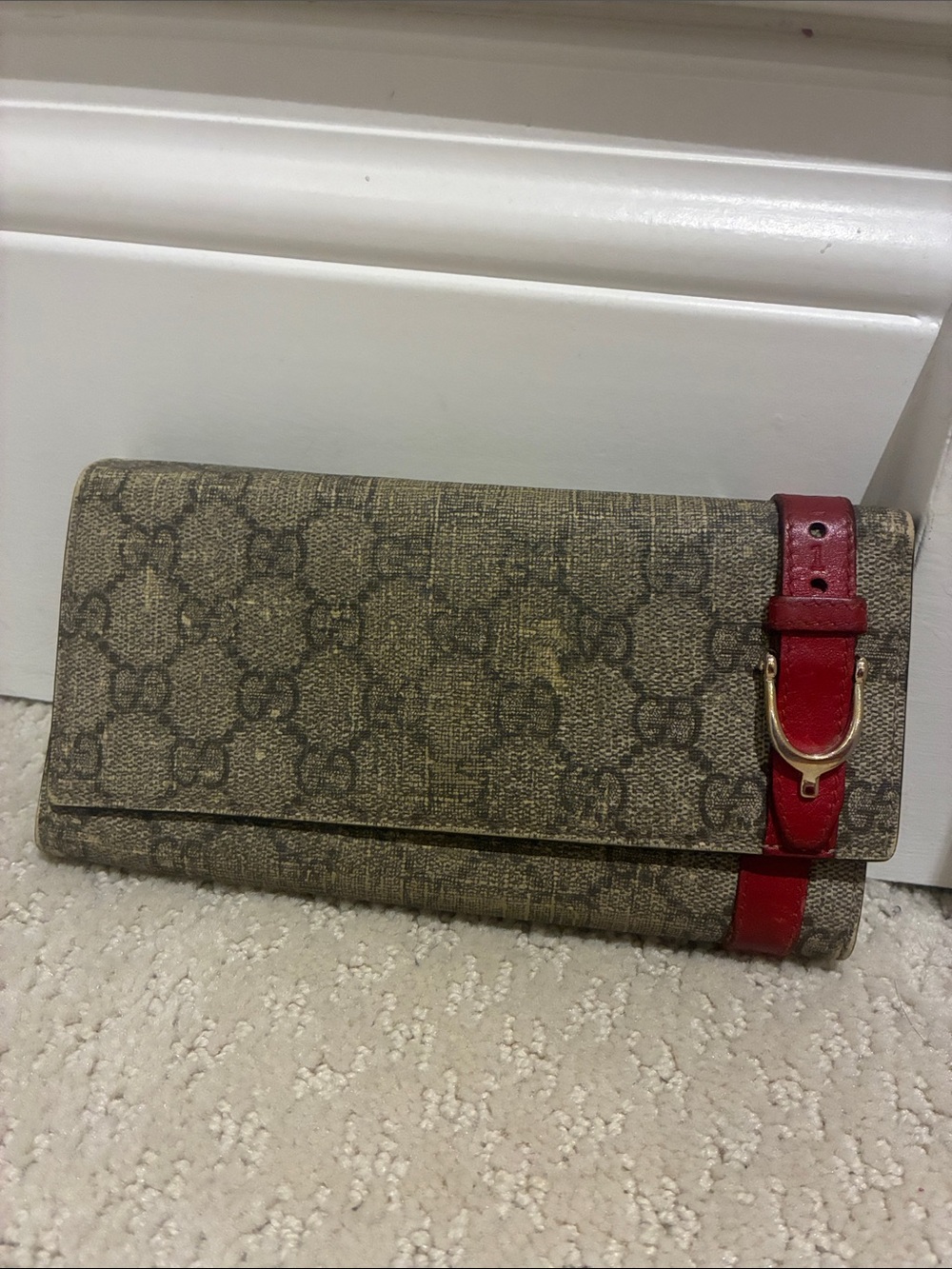 GUCCI Vintage GG Supreme Coated Canvas Stirrup Buckle Continental Wallet Red👝